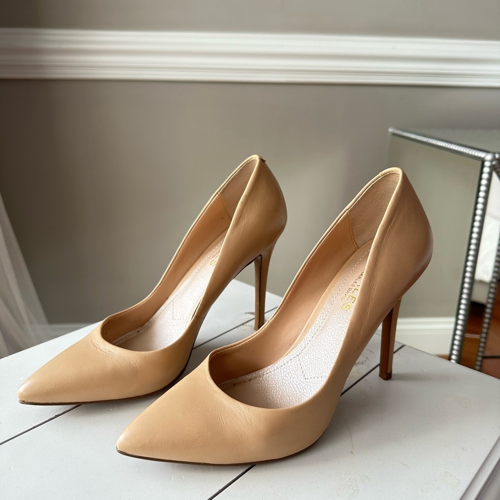 Nude pumps size 7